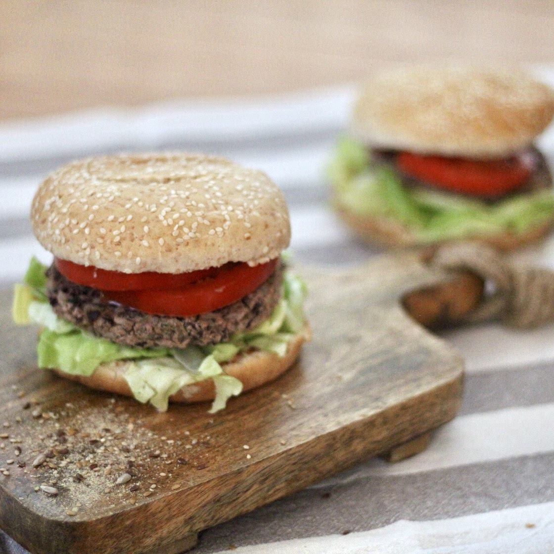 Burger avec une galette de haricots rouge