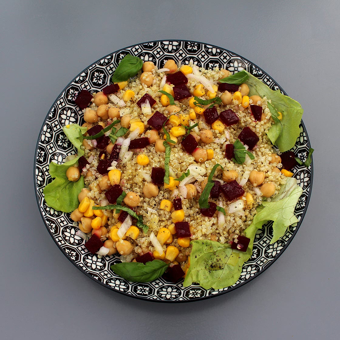 Salade VEGAN  de quinoa aux pois chiches et aux betteraves