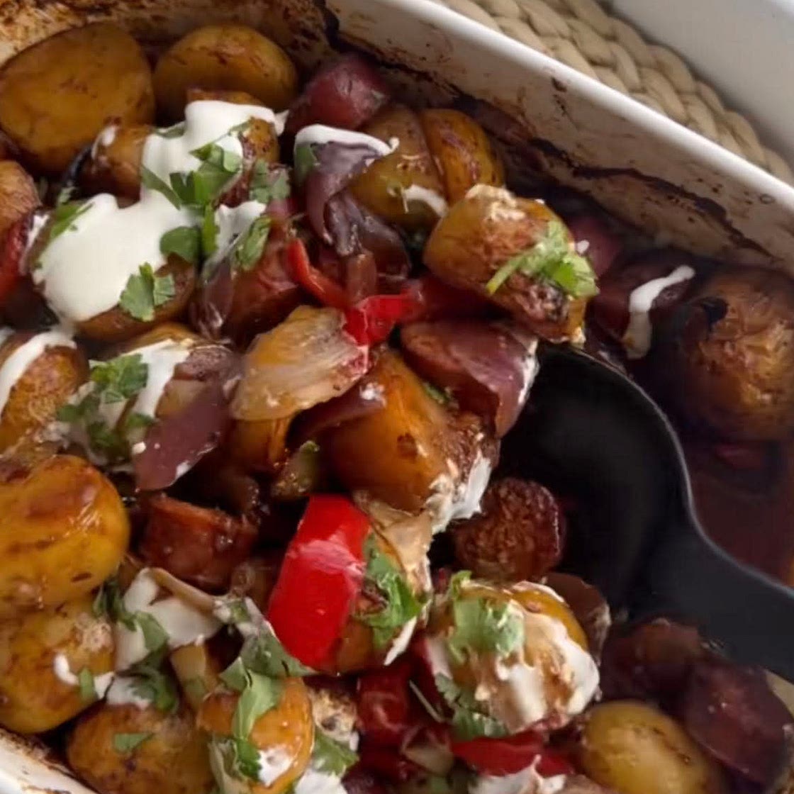 ✨Chorizo & New Potato Traybake ✨ 📍 Serves 3 (or two BIG portions) 📍 531 Calories per serving ✨600g baby Potatoes, chopped into