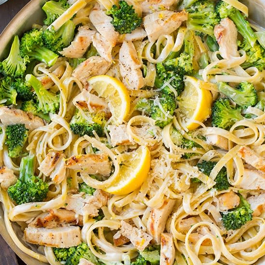 Pasta with grilled chicken and broccoli