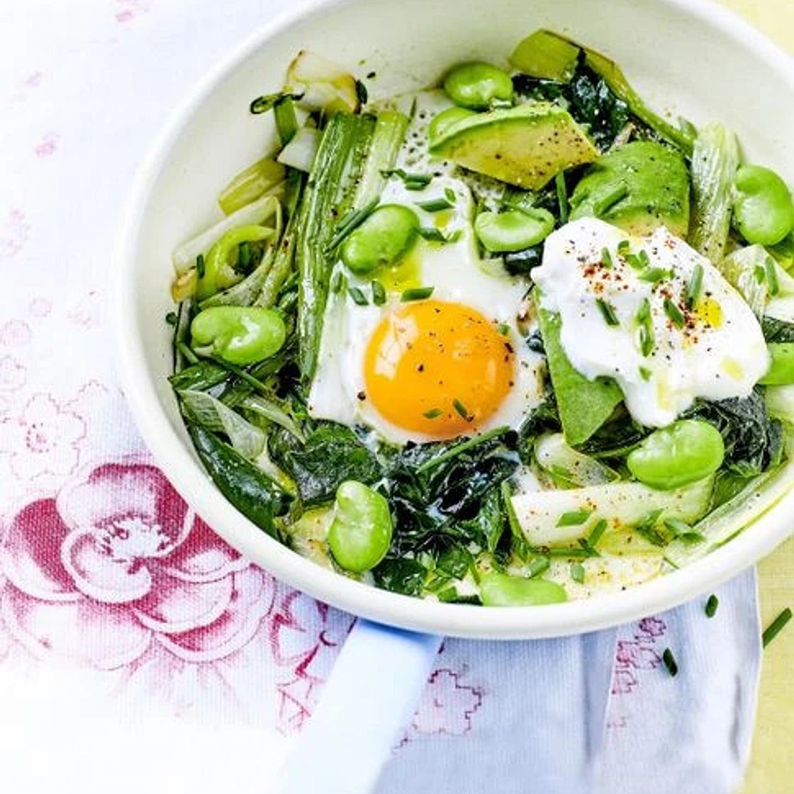 Poêlée legume avocat fève et oeuf plat