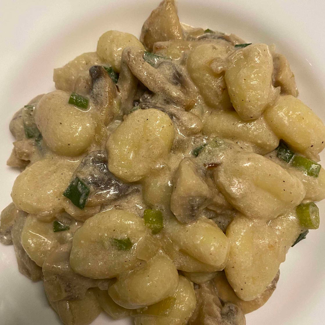 Schnelle Gnocci mit Pilzen und saurer Sahne