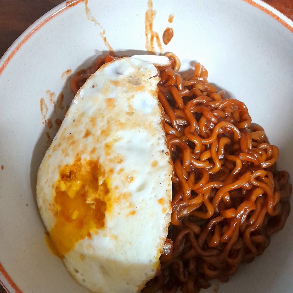 계란 노른자를 톡! 고소한 짜파게티