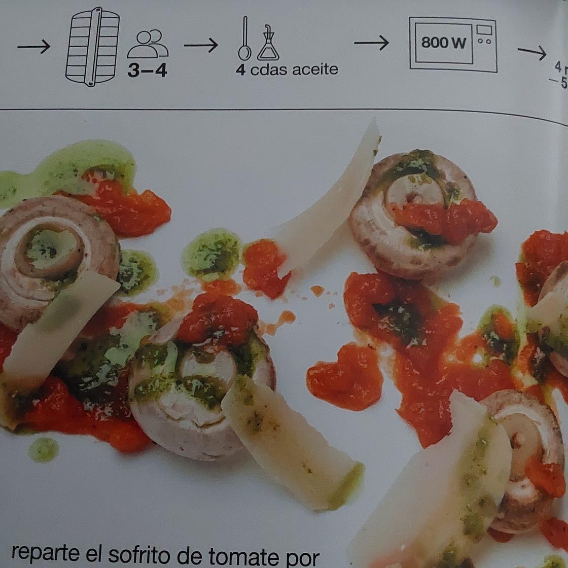 Champiñones con tomate, albahaca y queso