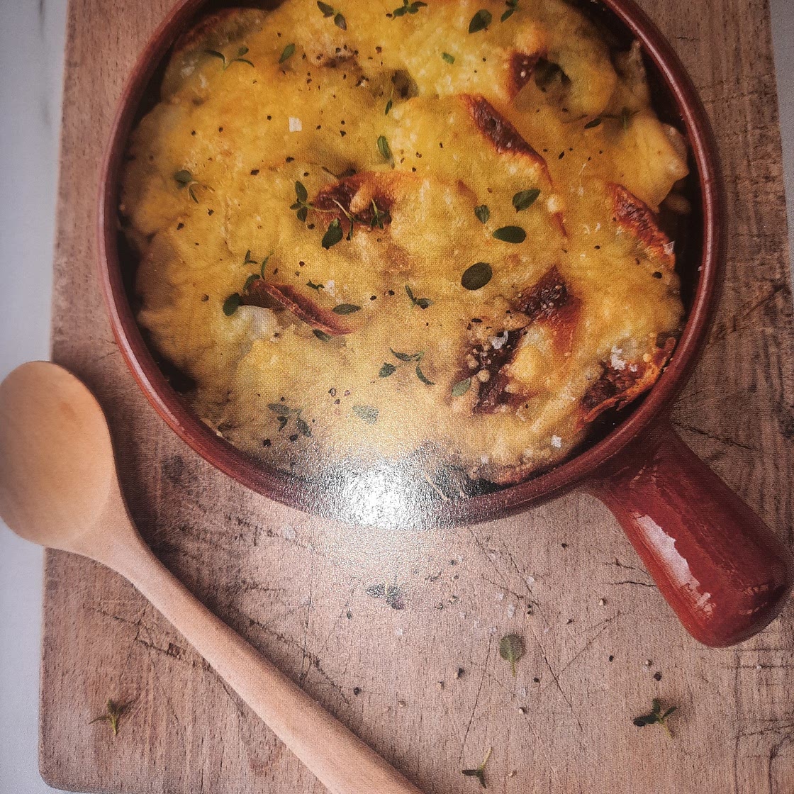 Chicken pie with garlic potatoes