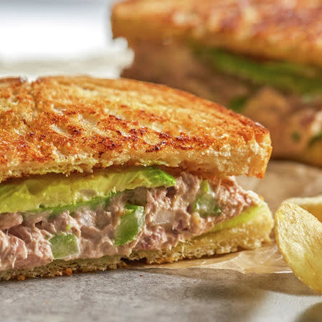 Tuna with toast and vegetables