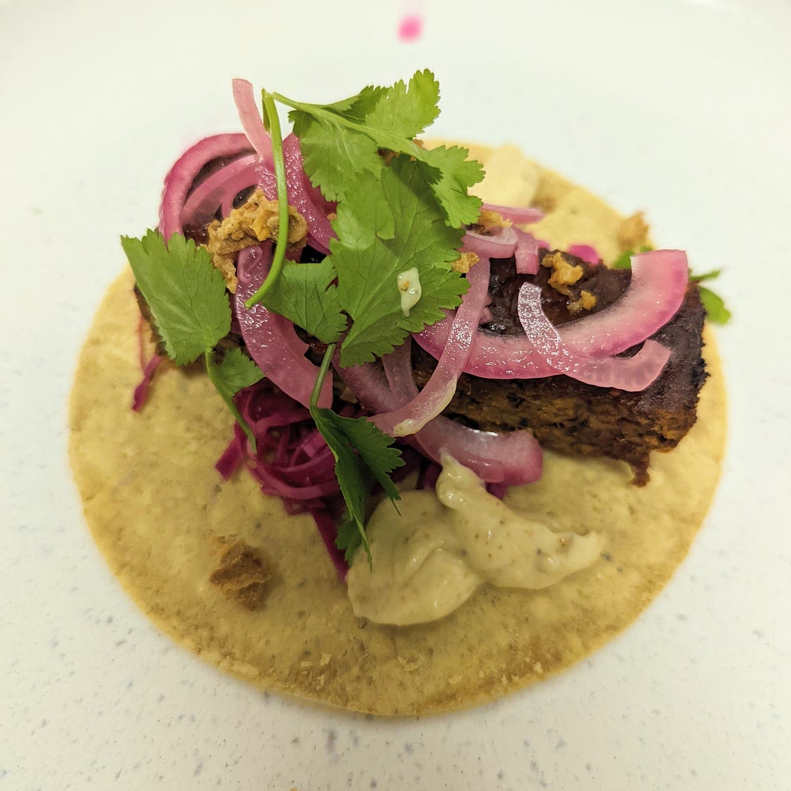 Taco mit Jackfruit Ribs, Knoblauch-Mayo und eingelegten Zwiebeln