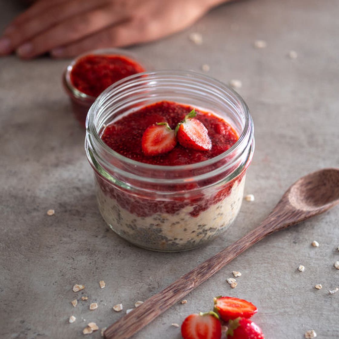 PEANUT BUTTER & JAM OVERNIGHT OATS