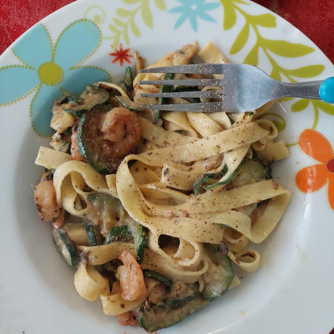 Low cal creamy zucchini shrimp pasta
