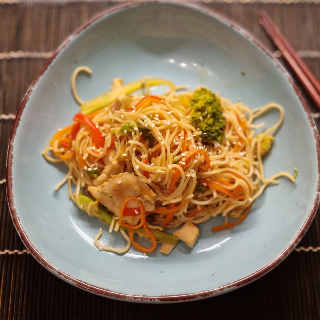Gebratene Chow Mein Nudeln mit Teriyaki-Marinade