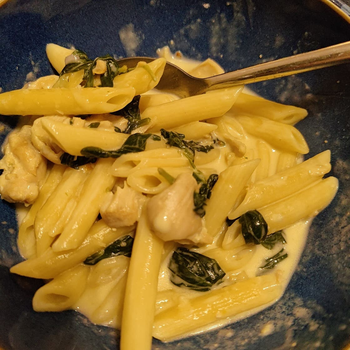 Creamy one-pan chicken & broccoli pasta