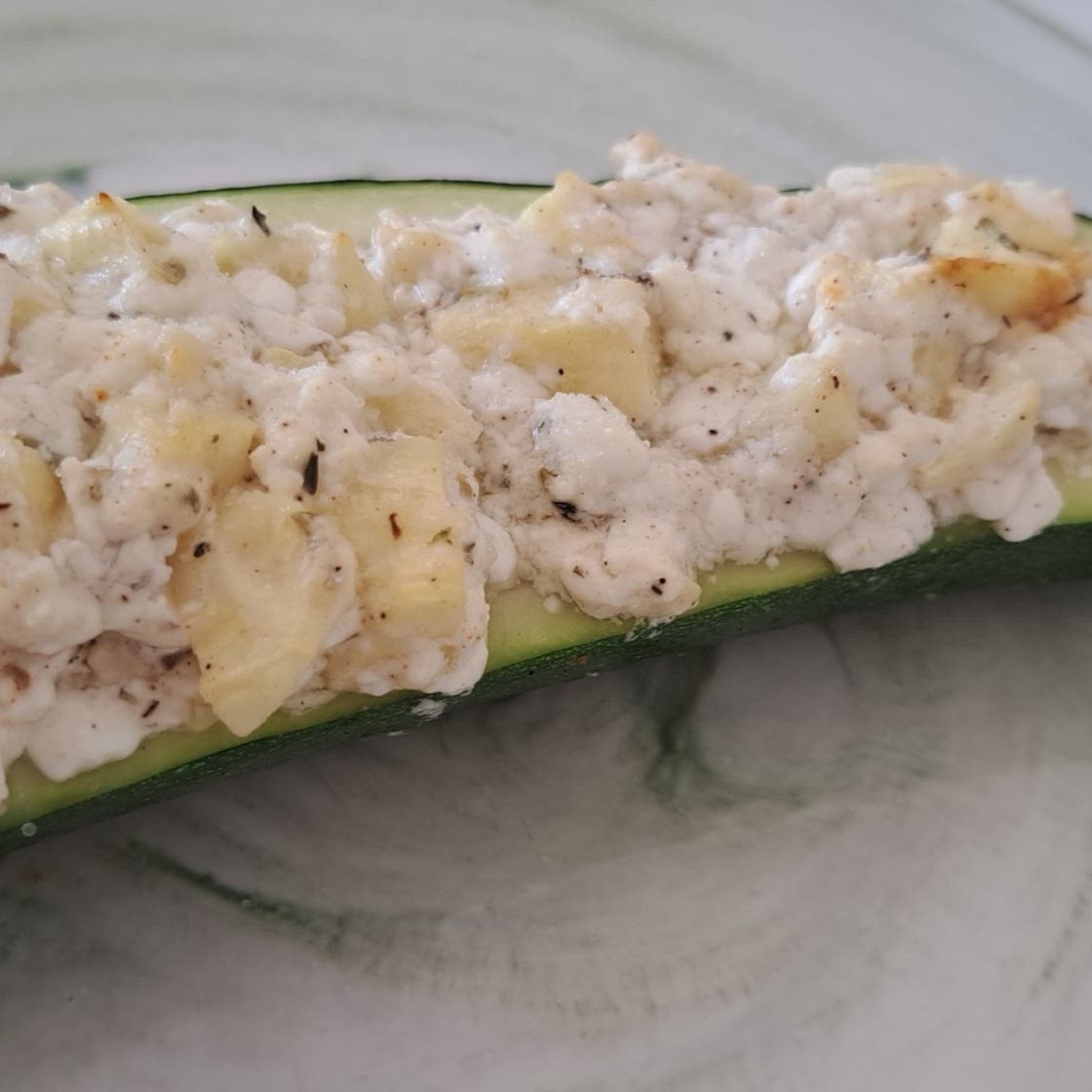 Gefüllte Zucchini mit körnigem Frischkäse