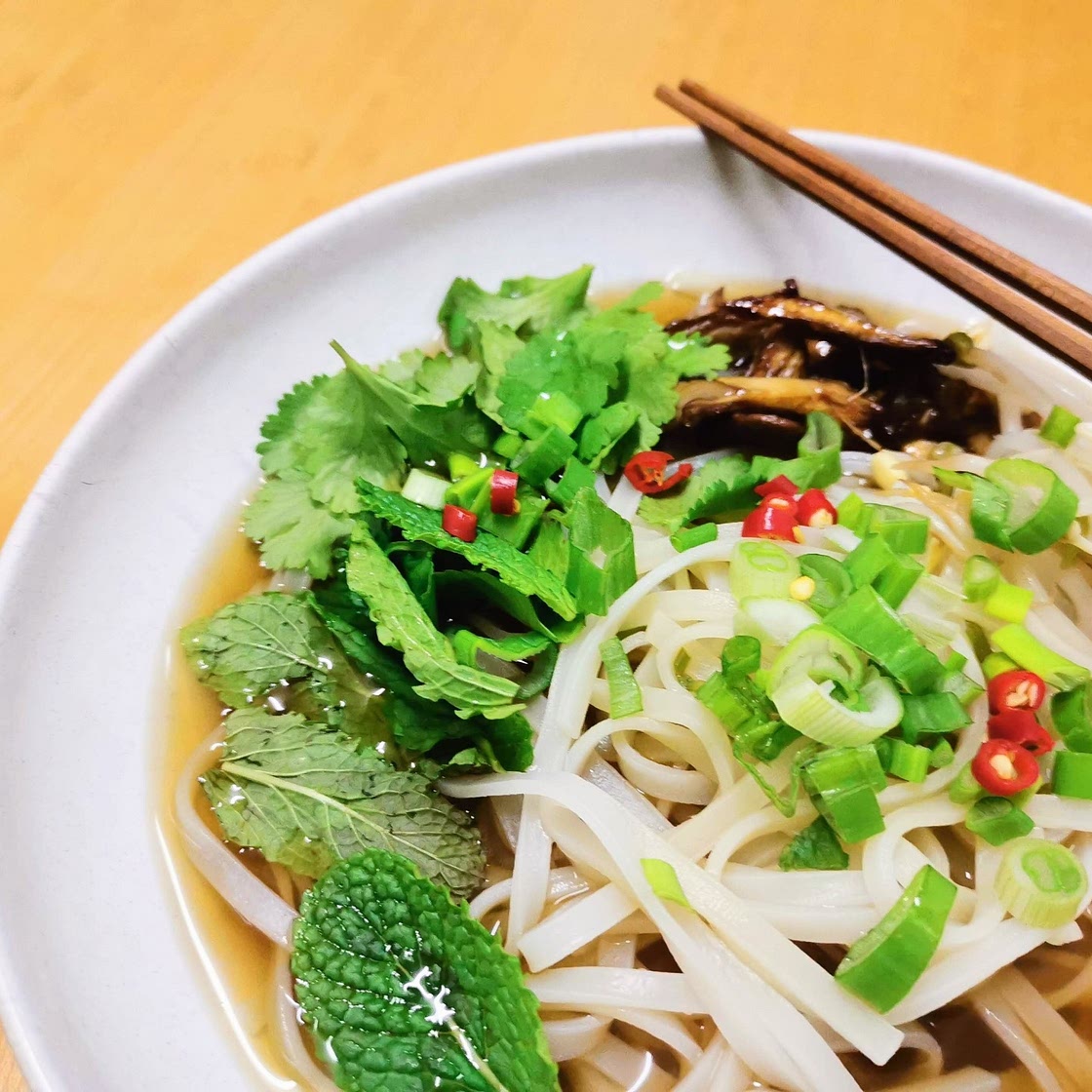 Vegetarische Pho mit Austernpilzen aus dem Ofen