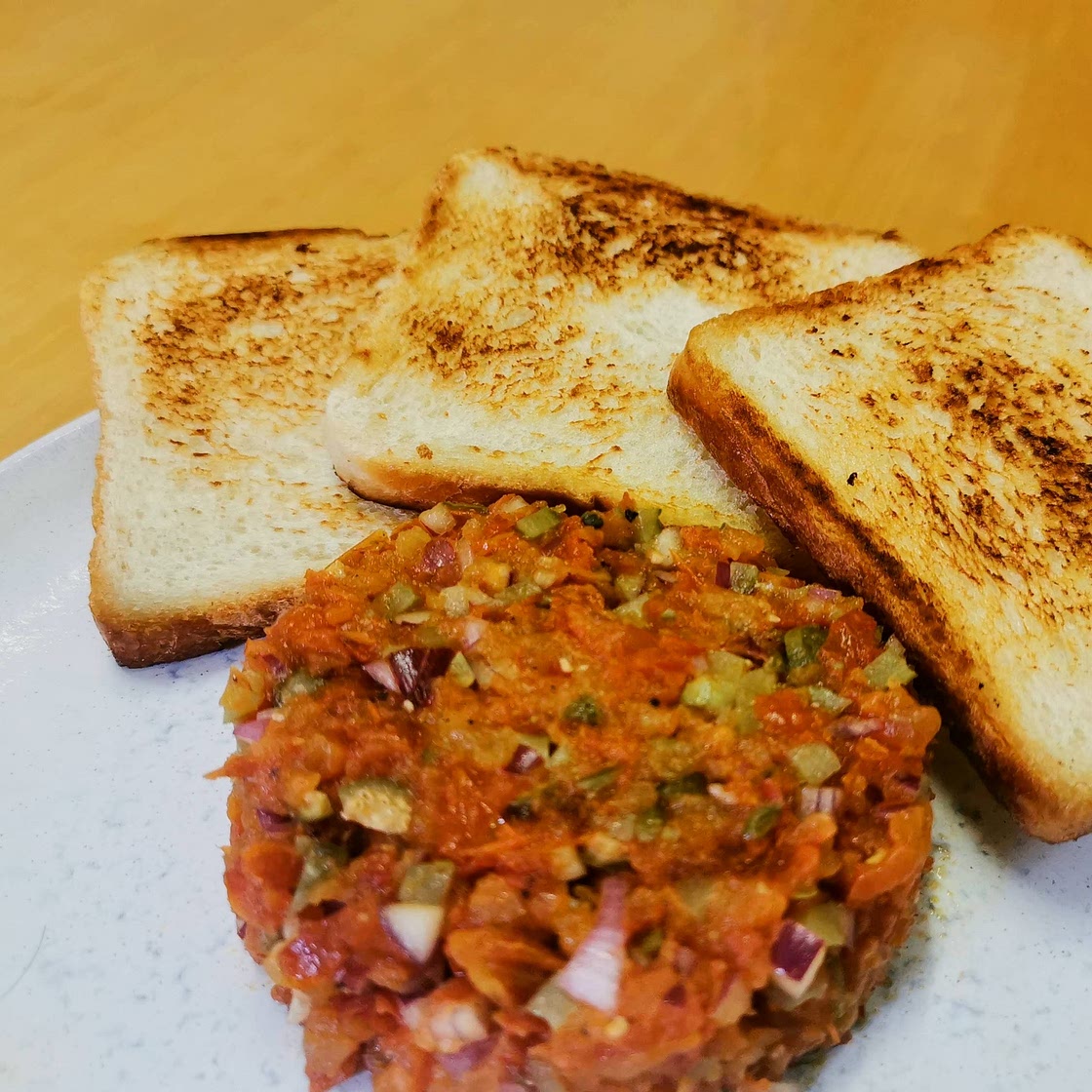 Vegetarisches Tatar mit konfierten Tomaten und Auberginen