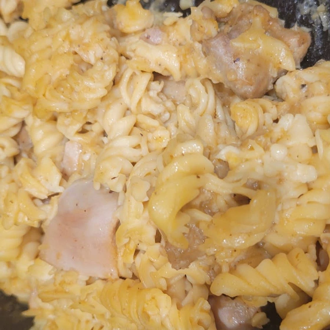 Creamy chicken curry pasta