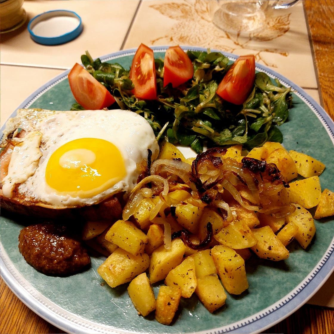 Bratkartoffeln mit Leberkäse und Salat