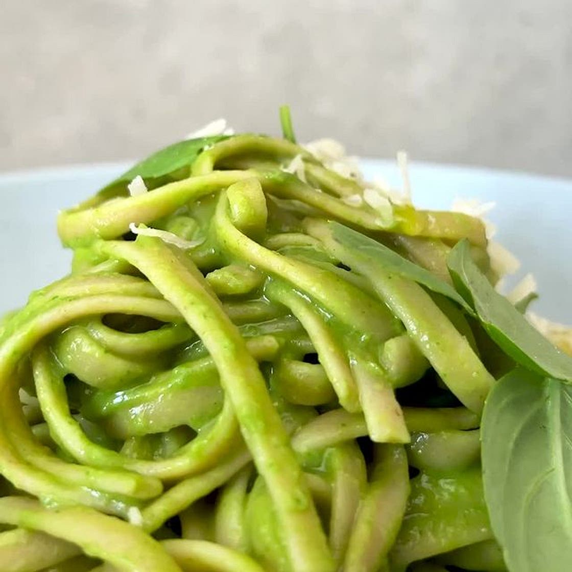 This creamy and totally delicious green pasta is a great way to get more veg on your plate in 15 mins flat. - INGREDIENTS: 10 g Woolworths Fresh Basil 1 garlic clove, crushed 1 x 400 g can Woolworths Cannellini beans, drained 3 T olive oil Sea salt and fre