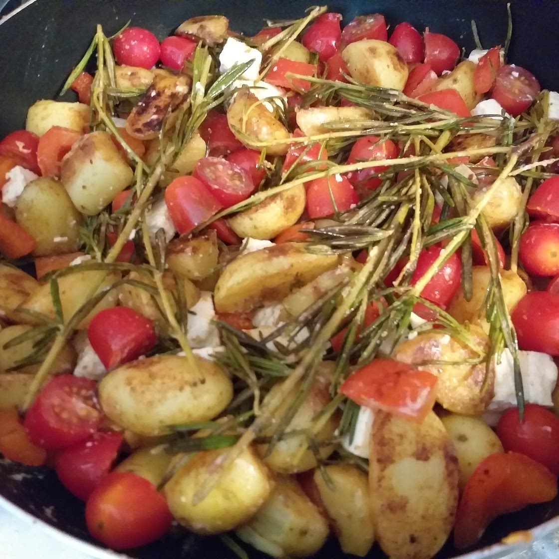 Drillinge mit Feta, Paprika und Tomate