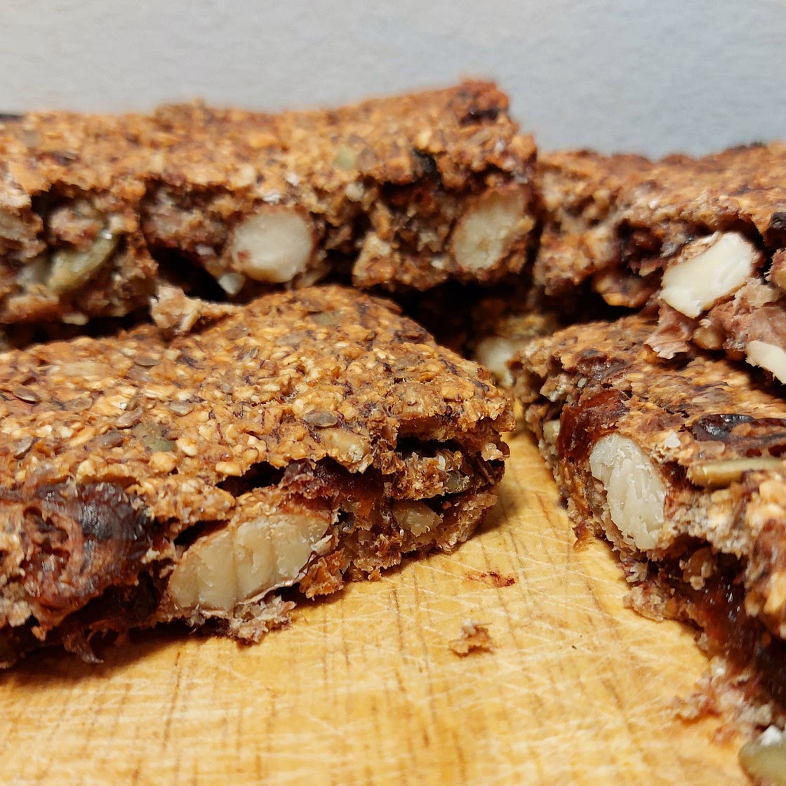 Energy bar - Banana, oatmeal, almonds, dried apricots and strawberries
