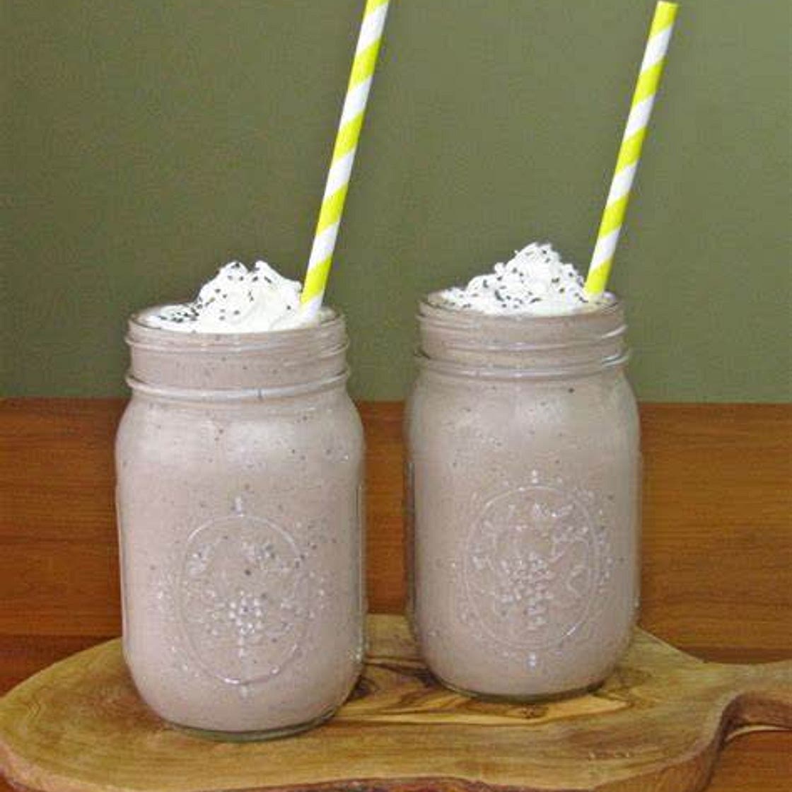 Banana-chocolate chia seed smoothie