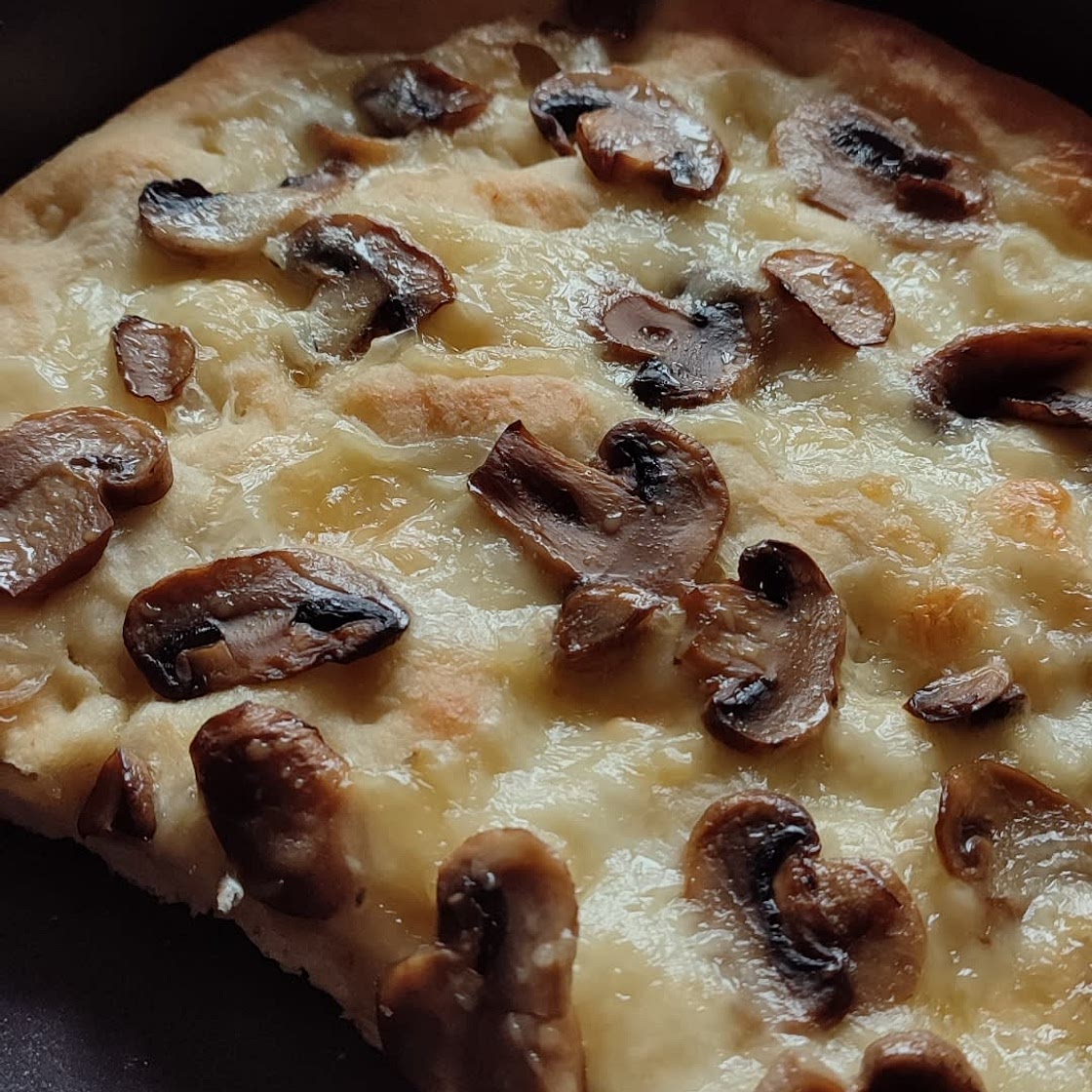 Focaccia nuvola ai funghi e formaggio