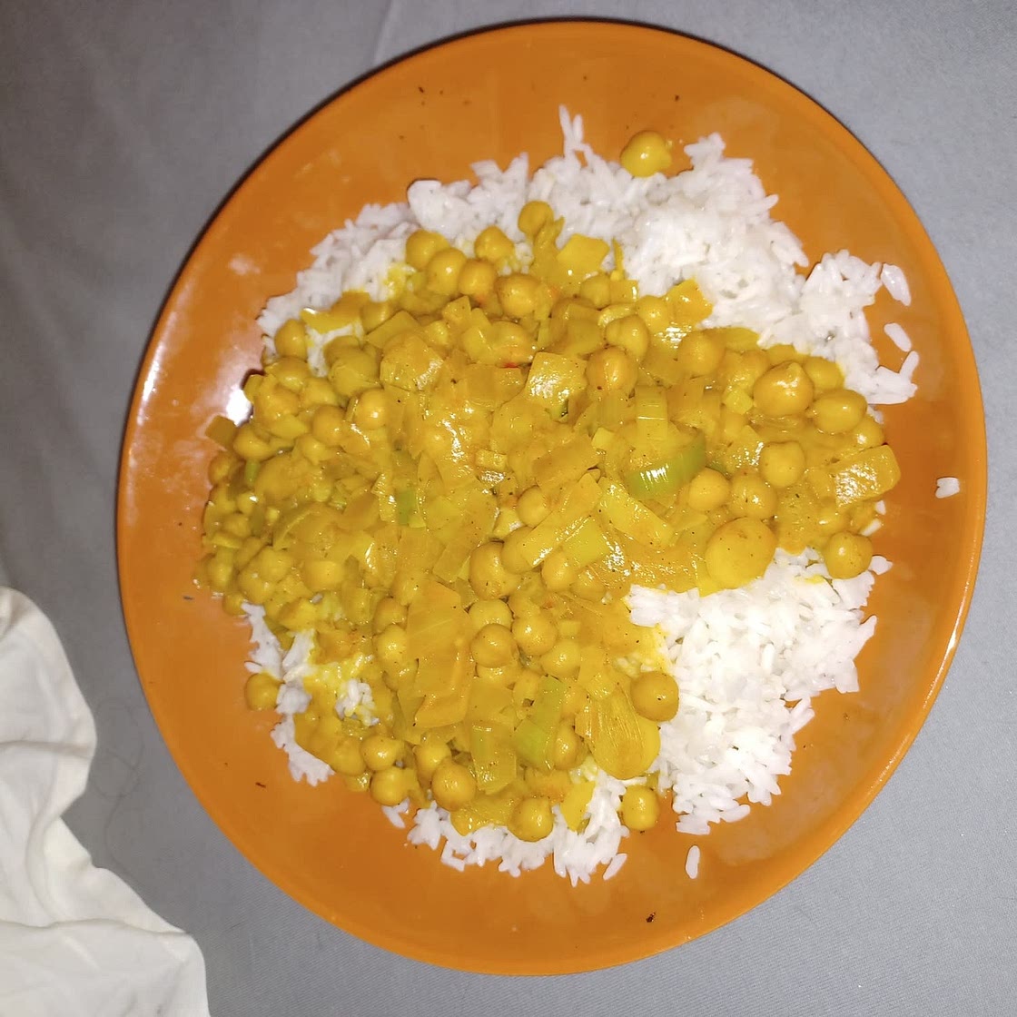 CURRY DE POIS CHICHES, TOMATES ET POIREAUX