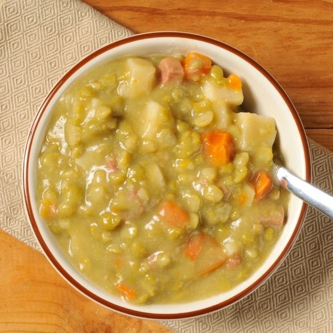 Traditionelle Erbsensuppe mit Schinken