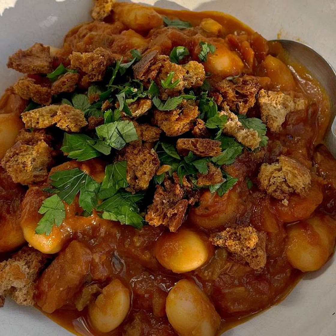 Reuzenbonen in tomatensaus met krokante knoflookkruimels