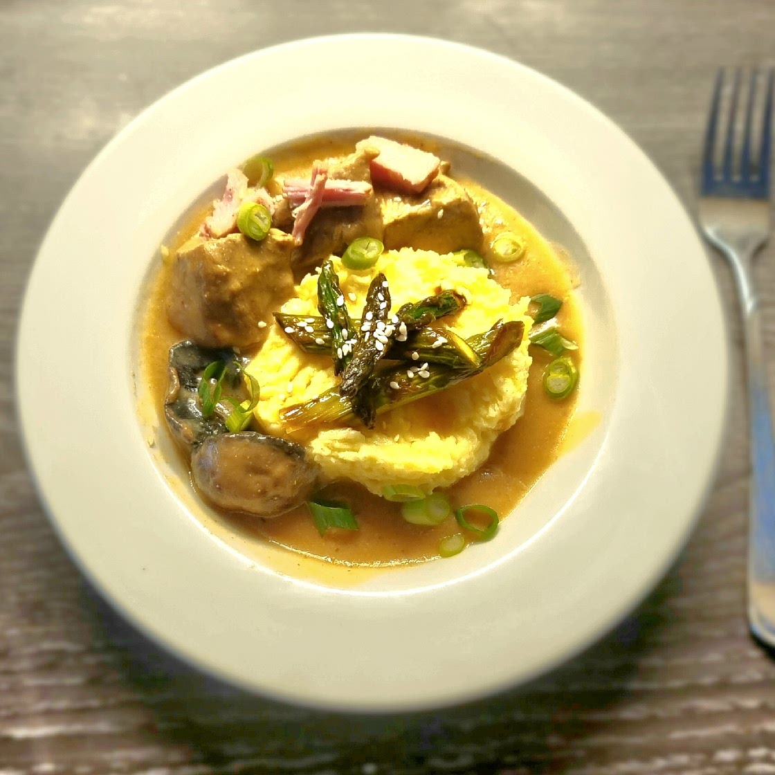 Boef Bourguignon auf Asiatsche Art, dazu gebrantener Spargel mit Sesam