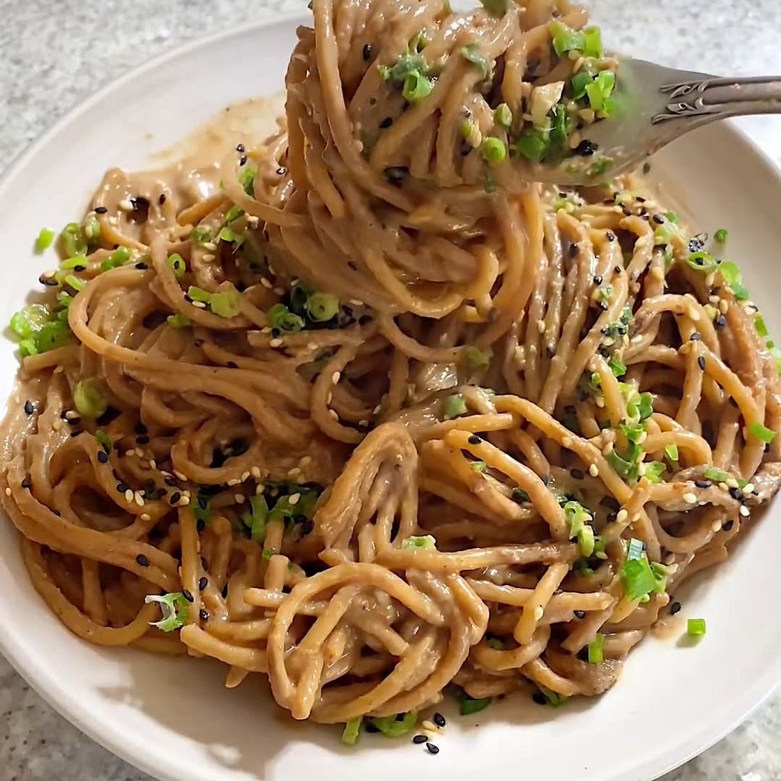 Macarrão com molho de amendoim