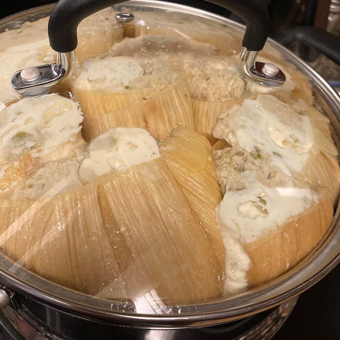 Tamales de Muslo de Pavo con Salsa Verde y Queso Vegano
