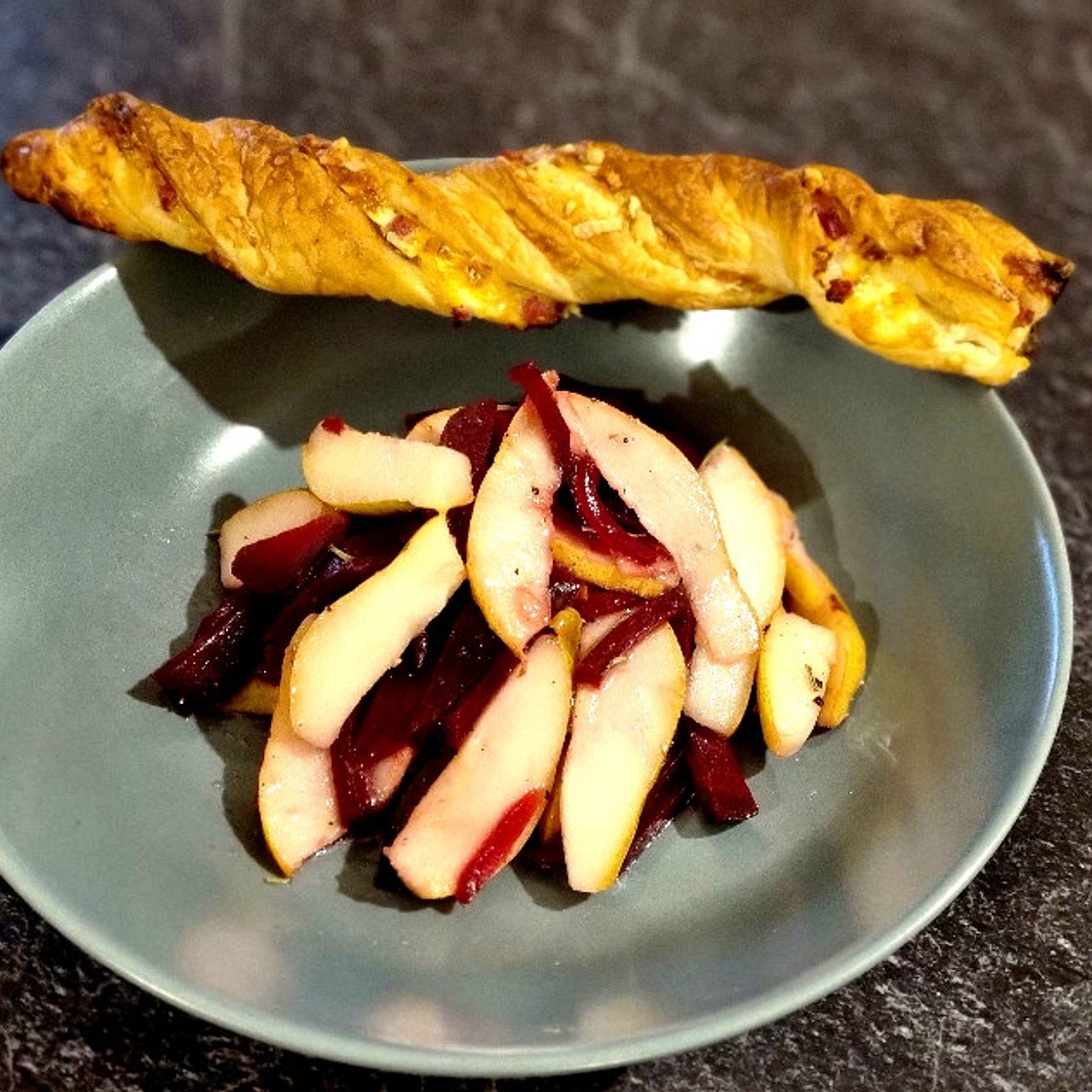 Rote Bete Salat mit Schinken-Käse-Stange