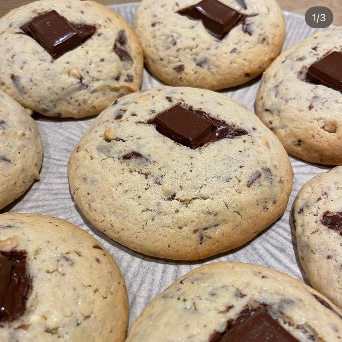 Cookies with chocolate chips 