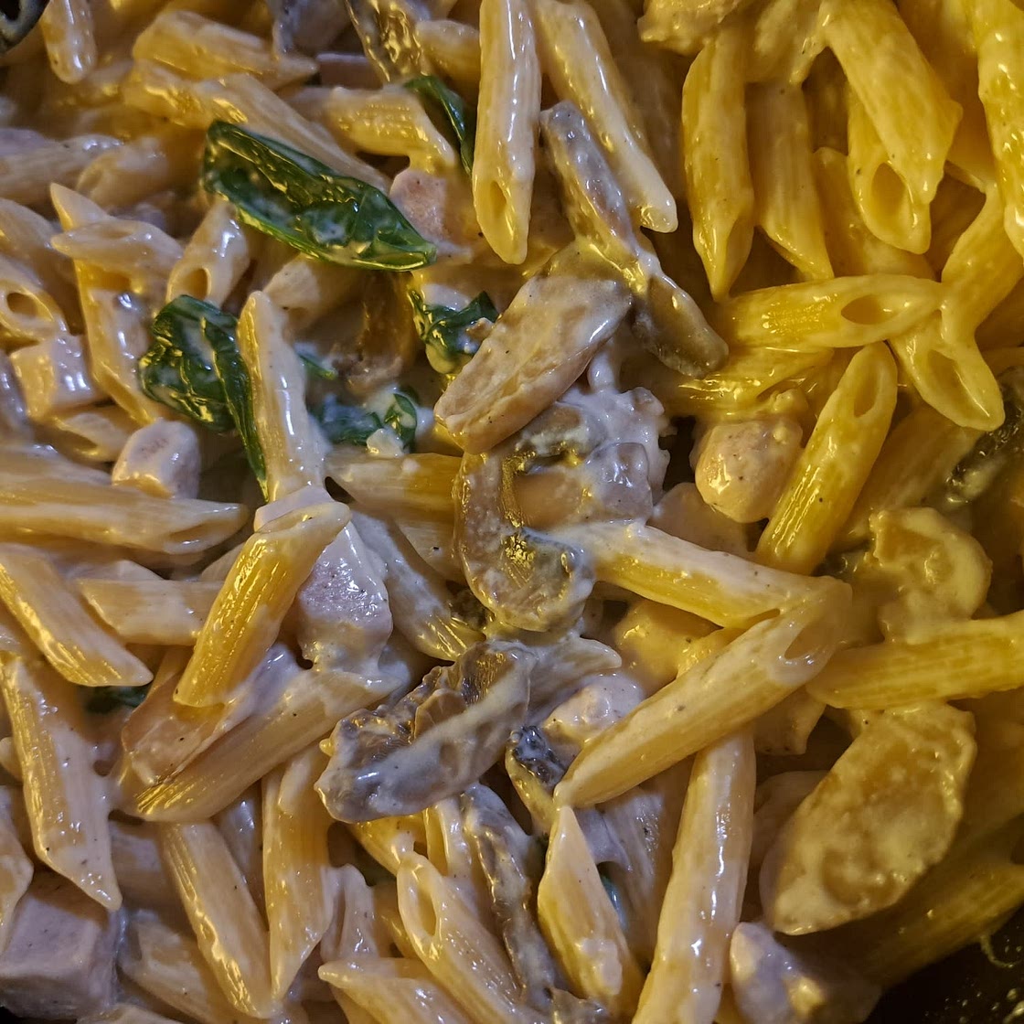 One Pot Creamy Spinach Chicken Pasta