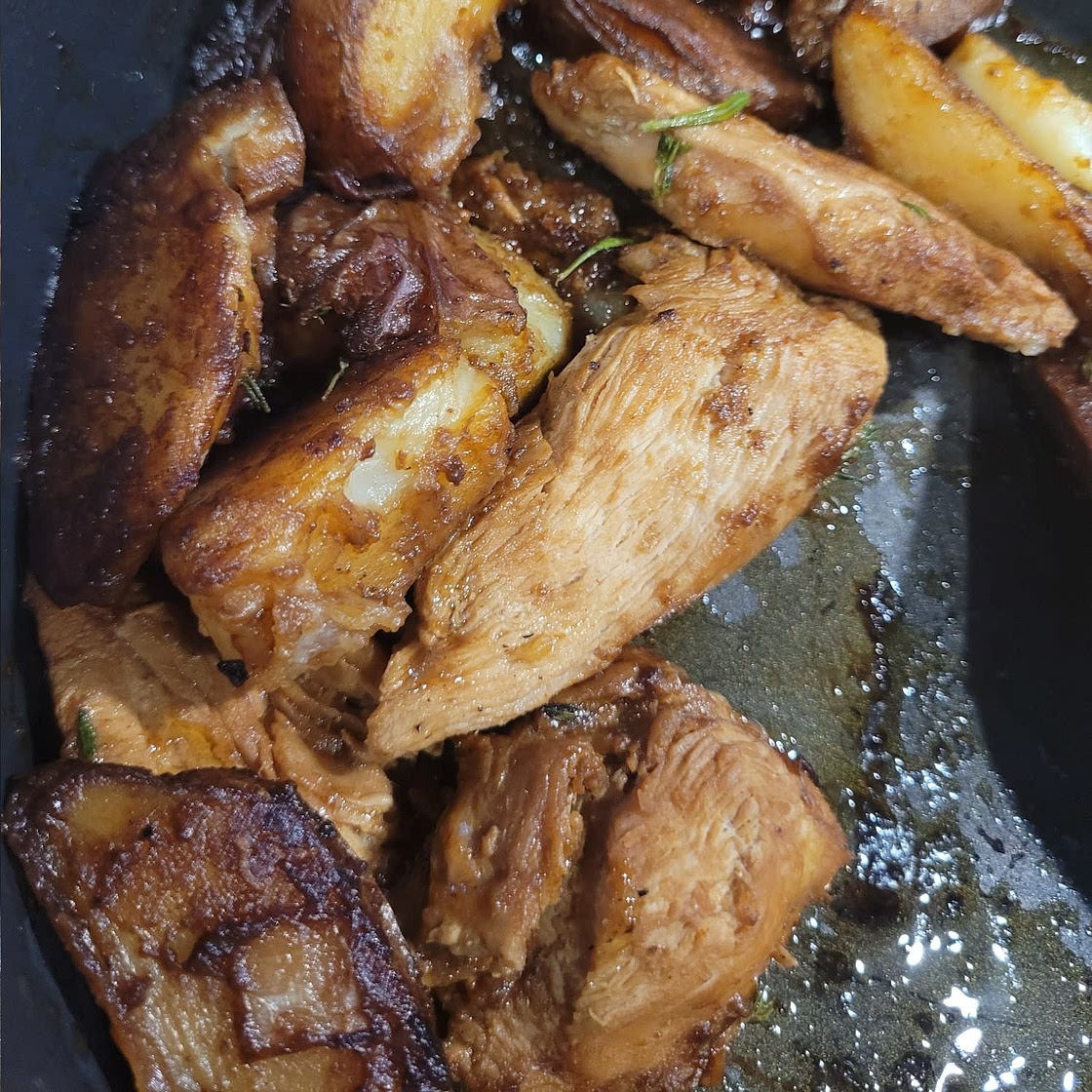 Garlic Butter Chicken and Potatoes Skillet