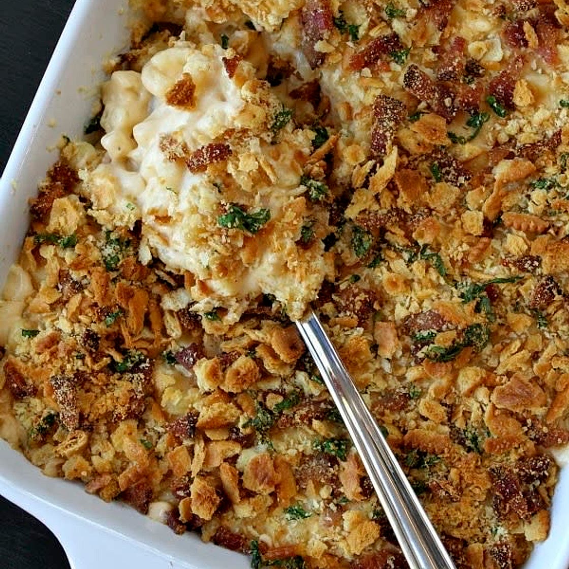 Mac and cheese with crunchy bacon topping