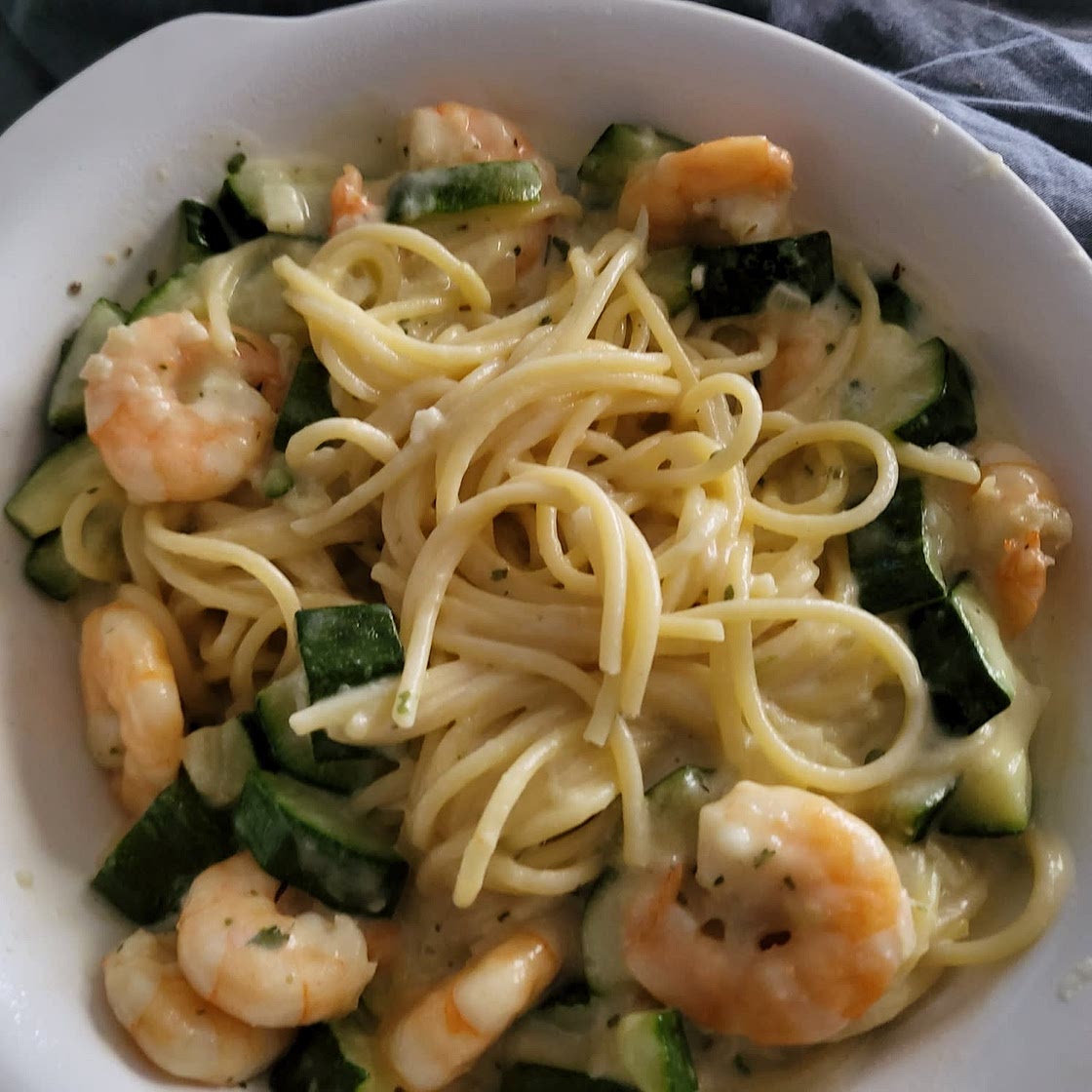Spaghetti in Zucchini-Shrimps Sahnesauce