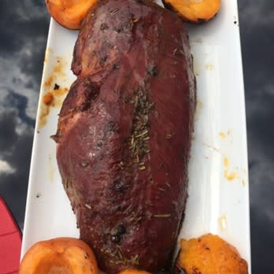 Magret de canard rôti fumé et abricot rôti