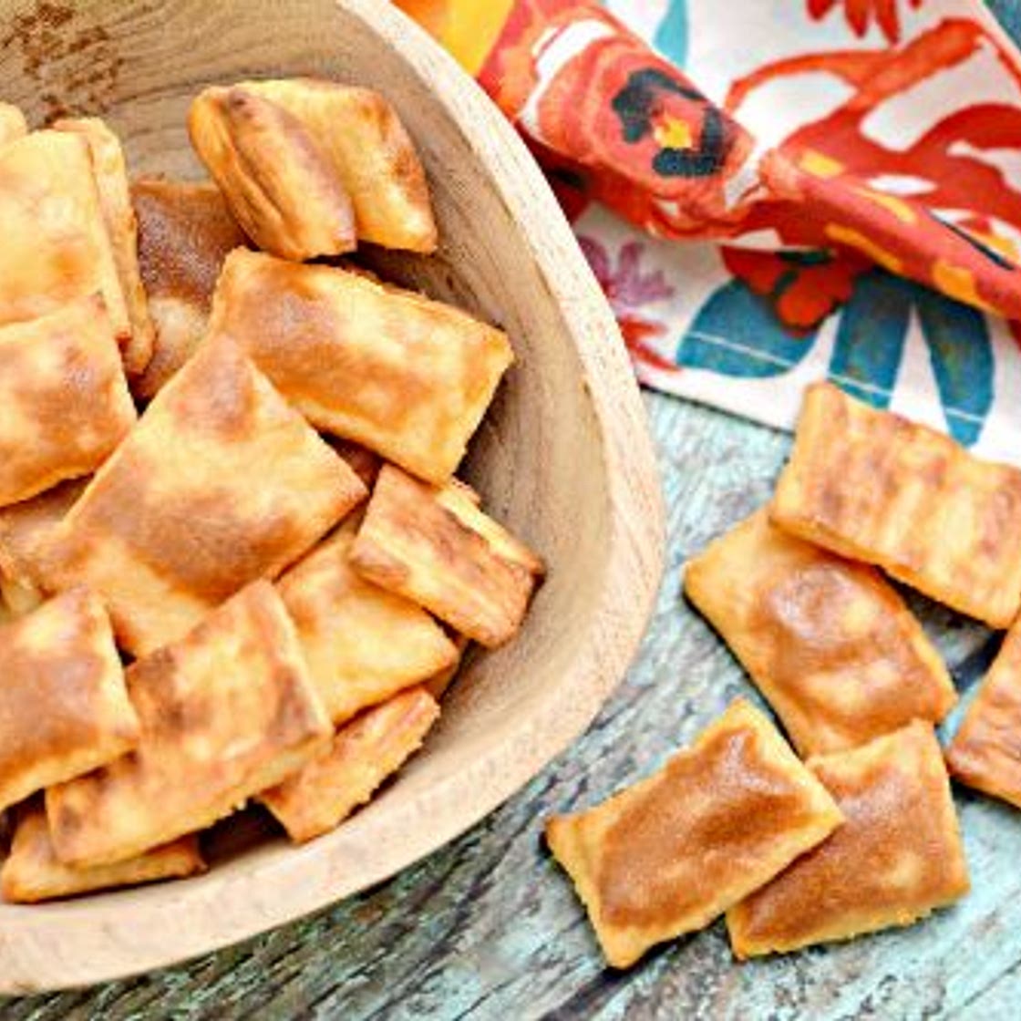 Keto Garlic Cheese Crackers