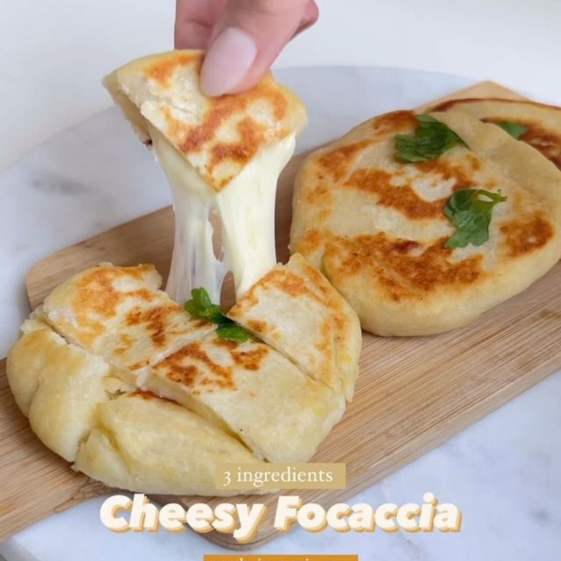 Cheesy focaccia 3 ingredienti, pronte in 5 minuti 🥯 Seguimi su ✨ Lascia un like ♥️ ed un commento 💭 per sostenere la mia pagina INGREDIENTI Per l’impasto: • 275 patate cotte • 200gr farina 0 • 30gr di parmigiano Per il ripieno: • Mozzarella light Per la 