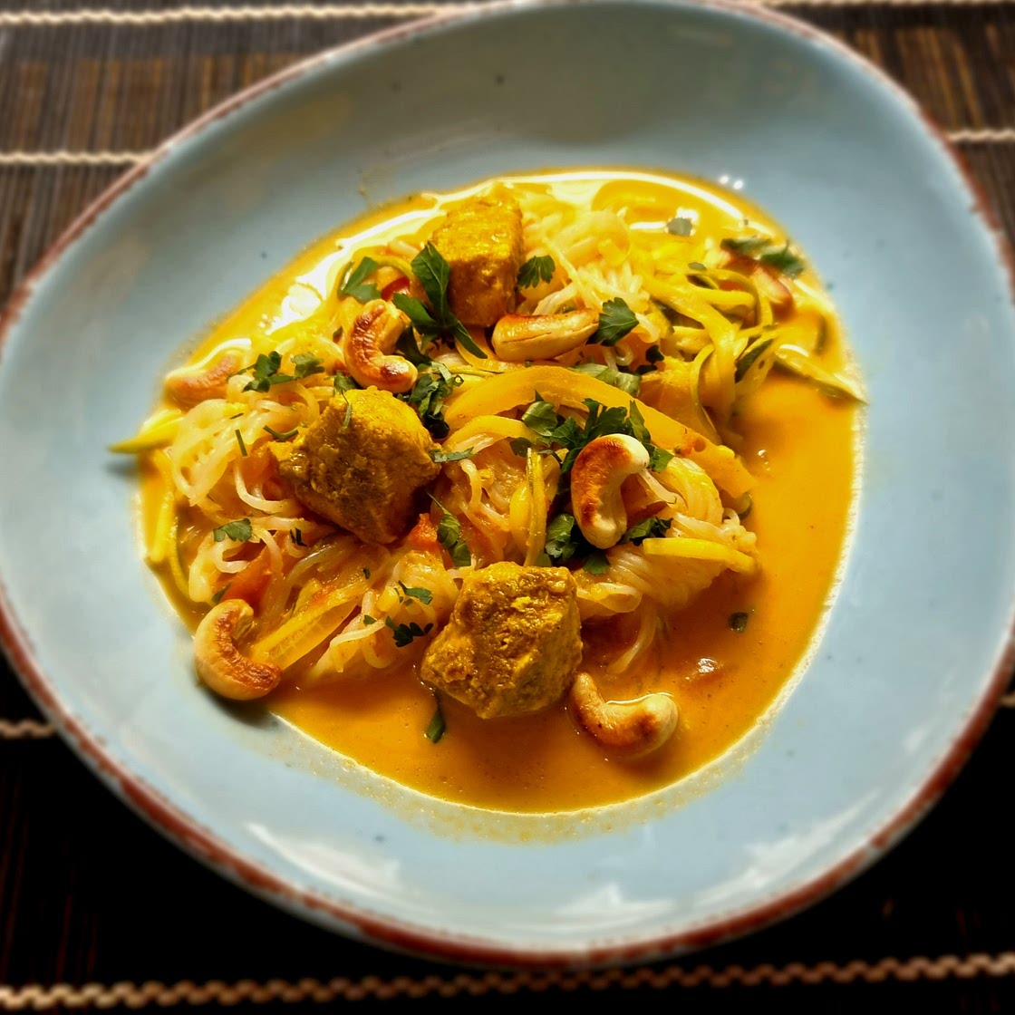 Shirataki-Nudeln mit Tomaten-Kokos Soße mit Curryschnitzelchen
