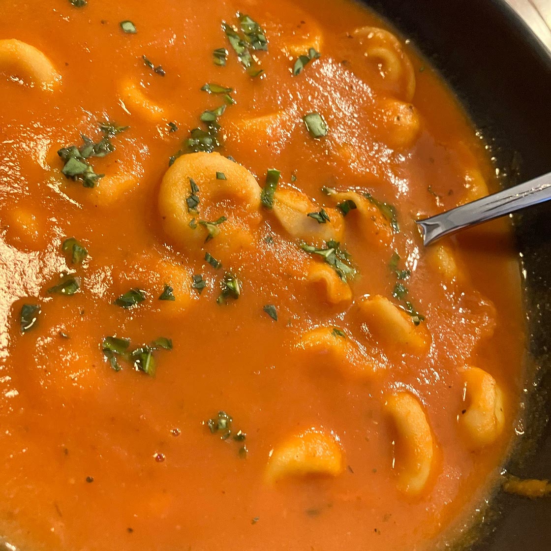 Slow Cooker Creamy Tomato Basil Tortellini Soup