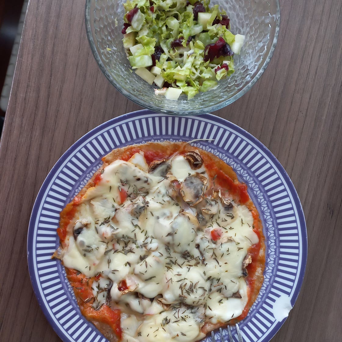 Pizza casera con ensalada