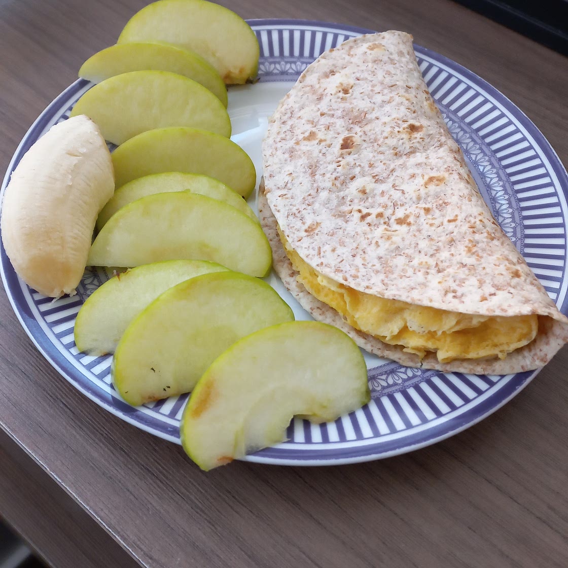 Tortilla con huevo y fruta al gusto