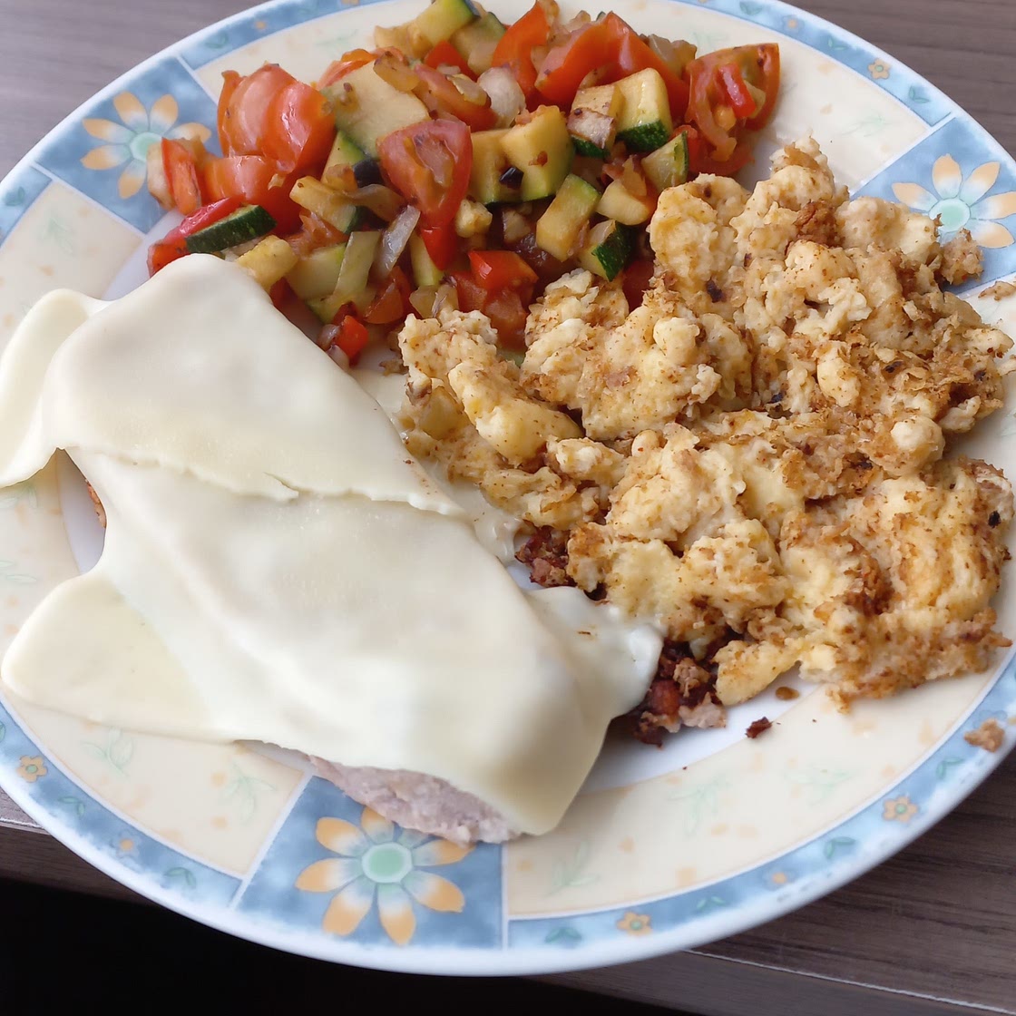 Atun gratinado con huevo y verduras
