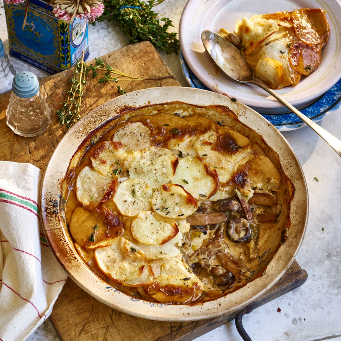 1 POT CREAMY SHROOM POTATO PIE - Avant-Garde Vegan