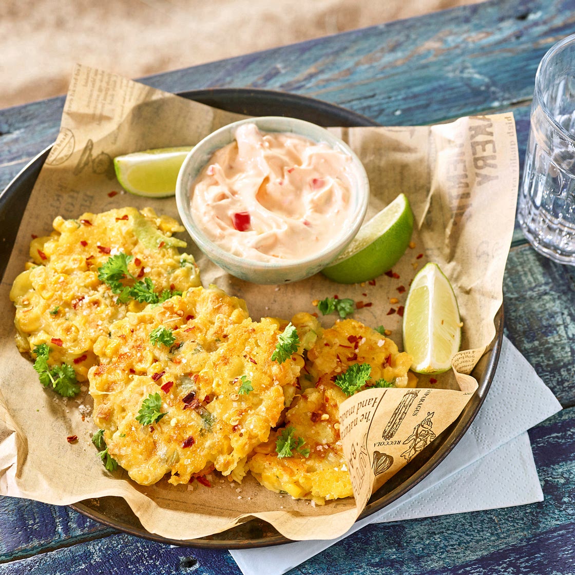 Cheesy Maispuffer mit Paprika-Dip