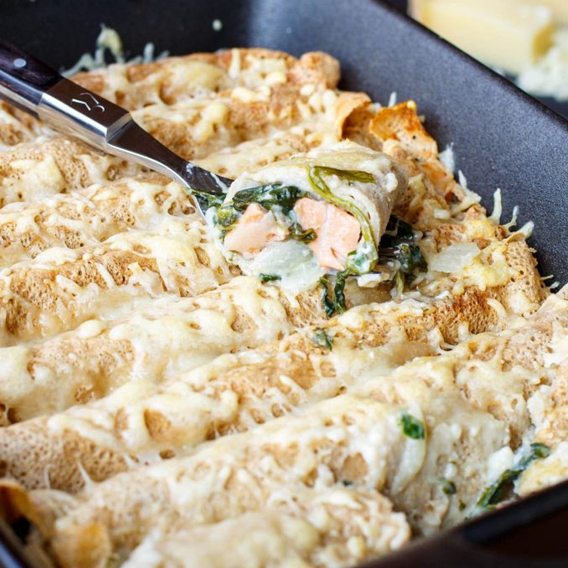 Gratin de crêpes de sarrasin aux épinards et saumon