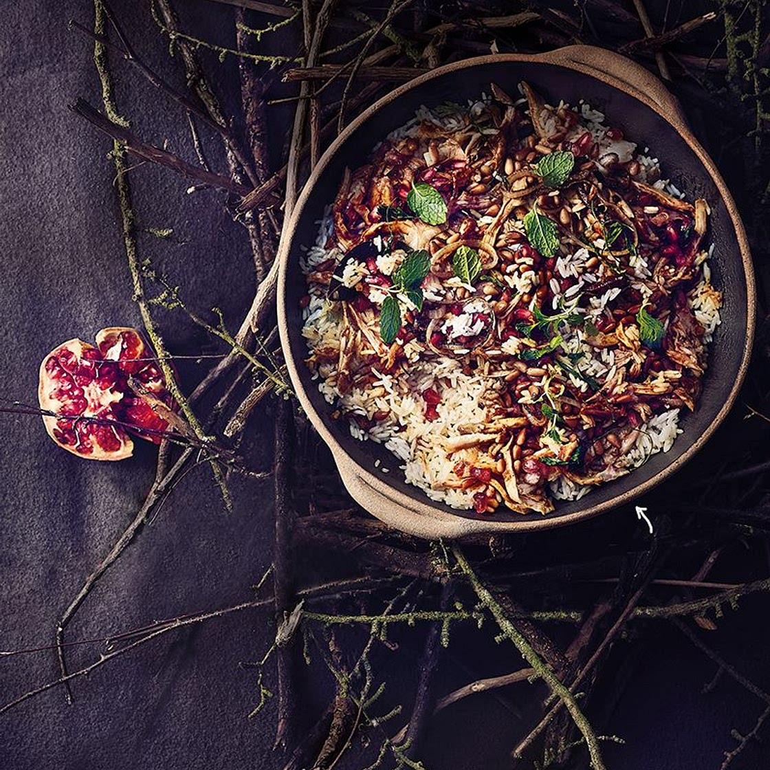 Biryani de poulet aux épices douces, pignons de pin, sauce au yaourt