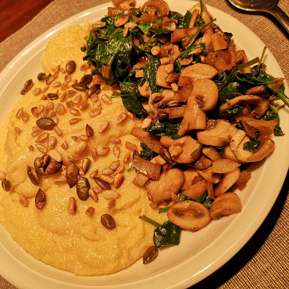 Cremige Vegane Polenta mit Pilzen und Spinat